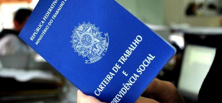 Jovem alavanca emissão de carteiras de trabalho no amazonas